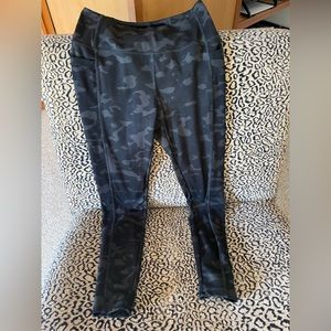BLACK CAMO LEGGINGS WITH POCKETS WOMENS MEDIUM